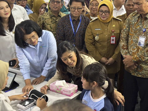 Menkomdigi, Meutya Hafid, meninjau kick off Cek Kesehatan Gratis Sekolah (CKGS) di SMPK Penabur Gading Serpong, Tangerang, Banten pada Senin (4/8/2025). Foto: Abid Raihan/kumparan