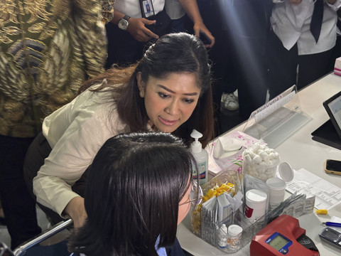 Menkomdigi, Meutya Hafid, meninjau kick off Cek Kesehatan Gratis Sekolah (CKGS) di SMPK Penabur Gading Serpong, Tangerang, Banten pada Senin (4/8/2025). Foto: Abid Raihan/kumparan