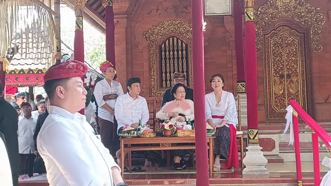 Ketua Umum PDI Perjuangan Megawati Soekarnoputri melayat ke rumah duka Ni Jero Samiarsa. Senin (4/8/2025). Dok Denita br Matondang/kumparan