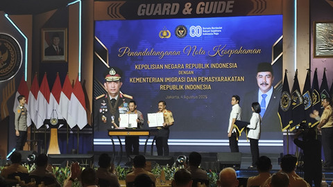 Kapolri Jenderal Listyo Sigit Prabowo dan Menteri Imipas Agus Andrianto melakukan penandatanganan nota kesepahaman di Hotel Shangri-La Jakarta, Senin (4/8/2025). Foto: Jonathan Devin/kumparan