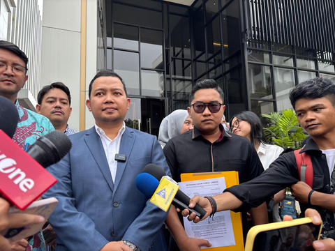 Tim pengacara Tom Lembong mendatangi Mahkamah Agung (MA) untuk memberikan dokumen laporan terhadap majelis hakim PN Tipikor Jakarta pada Senin (4/8/2025). Foto: Abid Raihan/kumparan