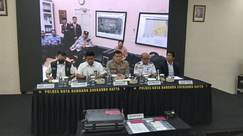 Polres Bandara Soetta menggelar jumpa pers kasus penumpang teriak bom di pesawat, Senin (4/8/2025). Foto: kumparan