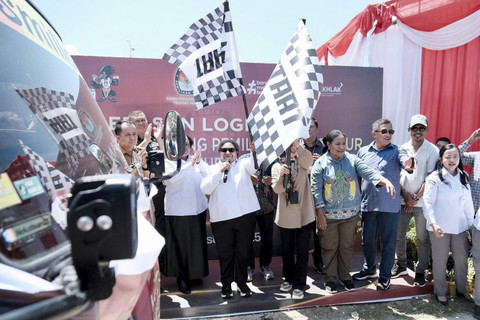 Wamendagri Ribka Haluk melepas distribusi logistik Pemungutan Suara Ulang (PSU) Pemilihan Gubernur dan Wagub Papua di Jayapura, Papua, Senin (4/8/2025). Foto: Kemendagri RI