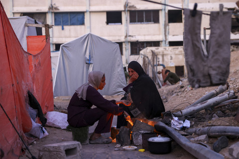 Para ibu memutar otak untuk menyediakan makanan untuk buah hatinya. Foto: Bashar Taleb/AFP