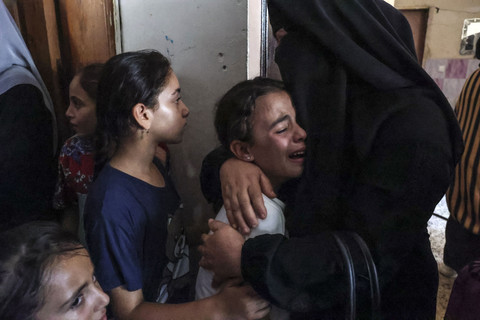 Kerabat bereaksi saat pemakaman anak Palestina Lian al-Shaer, setelah ia meninggal dunia akibat luka-luka yang dideritanya dalam serangan udara Israel pekan lalu, di Khan Younis, Jalur Gaza selatan (11/8/2022). Foto: Said Khatib/AFP