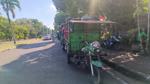 Motor Cikar (Moci) sampah berjejer di gerbang pintu Kantor Gubernur Bali, Senin (4/8/2025). Foto: Denita BR Matondang/kumparan