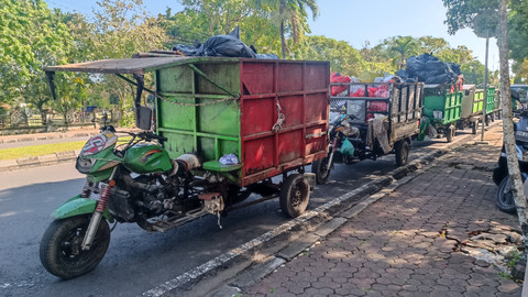 Motor Cikar (Moci) sampah berjejer di gerbang pintu Kantor Gubernur Bali, Senin (4/8/2025). Foto: Denita BR Matondang/kumparan