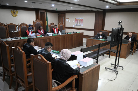 Ketua Majelis Hakim Eryusman (kedua kanan atas) memimpin sidang pembacaan tuntutan dengan terdakwa mantan marketing PT Tinindo Internusa, Fandy Lingga yang hadir secara daring di Pengadilan Tipikor, Jakarta, Senin (4/8/2025). Foto: Fauzan/ANTARA FOTO