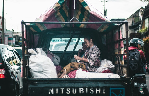 Ilustrasi Cara Daftar DTKS Online 2025 Sumber Unsplash/Andy Al Mesura