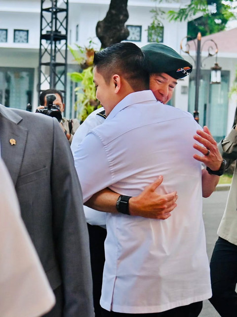 Sekretaris Kabinet Letkol Teddy Indra Wijaya bertemu Komandan Komando Operasi Khusus Amerika Serikat Jenderal Bryan Fenton di Istana Merdeka, Jakarta, Senin (4/8/2025). Foto: Instagram/@sekretariat.kabinet