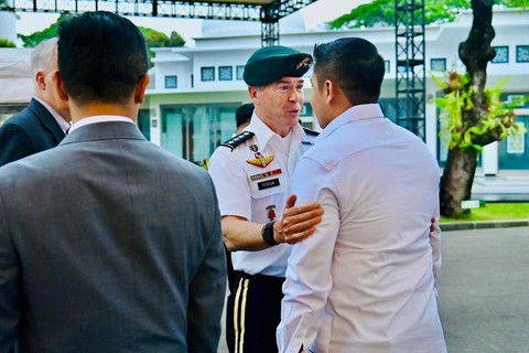 Sekretaris Kabinet Letkol Teddy Indra Wijaya bertemu Komandan Komando Operasi Khusus Amerika Serikat Jenderal Bryan Fenton di Istana Merdeka, Jakarta, Senin (4/8/2025). Foto: Instagram/@sekretariat.kabinet