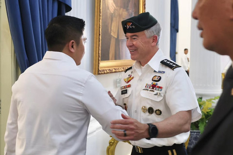 Sekretaris Kabinet Letkol Teddy Indra Wijaya bertemu Komandan Komando Operasi Khusus Amerika Serikat Jenderal Bryan Fenton di Istana Merdeka, Jakarta, Senin (4/8/2025). Foto: Instagram/@sekretariat.kabinet