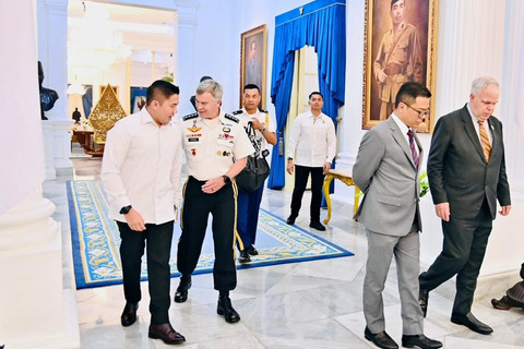 Sekretaris Kabinet Letkol Teddy Indra Wijaya bertemu Komandan Komando Operasi Khusus Amerika Serikat Jenderal Bryan Fenton di Istana Merdeka, Jakarta, Senin (4/8/2025). Foto: Instagram/@sekretariat.kabinet