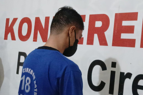 Polisi menunjukkan tersangka penggelapan kas perusahaan PDAM Kota Cirebon saat konpers  di Polres Cirebon Kota, Senin (4/8/2025). Foto: kumparan