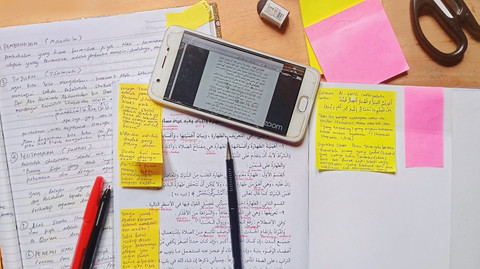 Ilustrasi Metode Cornell Note-Taking Biasanya Membagi Kertas Menjadi Tiga Bagian Utama      Sumber Unsplash/Wulan Sari