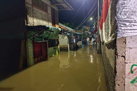 Suasana banjir di Cipinang Muara, Jakarta Timur, Senin (4/8/2025). Foto: Rachmadi Rasyad/kumparan
