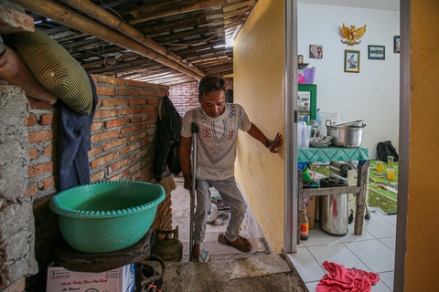 Noor Huda, salah satu warga Desa Karangmalang yang dibantu merenovasi rumahnya. Foto: Aditia Noviansyah/kumparan