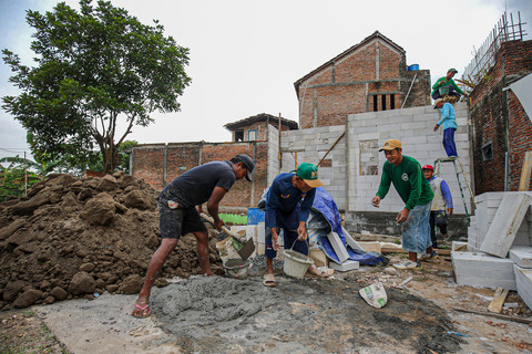 Pekerja saat membangun Rumah Sederhana Layak Huni (RSLH) Djarum Foundation di Desa Kesambi, Kudus, Jawa Tengah, Senin (4/8/2025). Foto: Aditia Noviansyah/kumparan