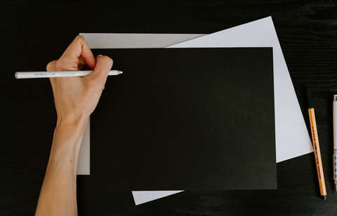 Ilustrasi Kunci Jawaban Ekonomi Kelas 12 Halaman 17   Sumber Unsplash/Kelly Sikkema