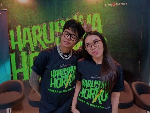 Reza Arap (kanan) dan Lula Lahfah (kiri) dalam konferensi pers Film Harusnya Horor di kawasan Daan Mogot, Jakarta Barat, Senin (4/8/2025). Foto: Giovanni/kumparan