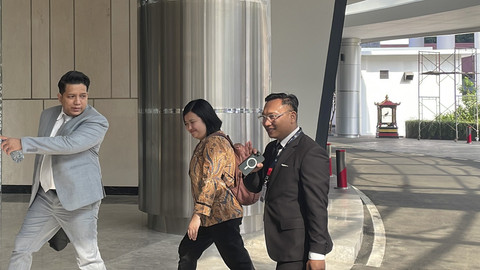 Mantan Staf Khusus (Stafsus) Mendikbudristek 2019-2024 Nadiem Makarim, Fiona Handayani, tiba memenuhi panggilan pemeriksaan sebagai saksi kasus pengadaan laptop Chromebook, di Gedung Bundar Jampidsus Kejagung, Jakarta, Selasa (5/8/2025). Foto: Fadhil Pramudya/kumparan