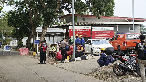 Sejumlah polisi berjaga usai terjadi ledakan di sumur migas di Subang, Selasa (5/8/2025). Foto: Dok. Istimewa