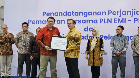 Penyerahan Renewable Energy Certificate (REC) yang diterima oleh VP Network/IT Stra, Tech, & Architecture Telkom Ermono Liman Prabowo. Foto: dok. Telkom 