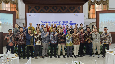 Foto bersama usai penyerahan Renewable Energy Certificate (REC) dari PT Energi Manajemen Indonesia (PLN EMI) di Gedung PLN UID Jawa Barat, pada Selasa (29/7). Foto: dok. Telkom 