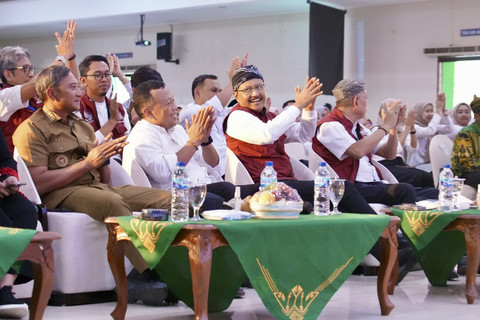 Mensos Saifullah Yusuf (Gus Ipul) berdialog dengan pilar-pilar sosial dari Kabupaten Ponorogo, Pacitan, dan Trenggalek di Ponorogo, Senin (4/8/2025). Foto: Kemensos RI