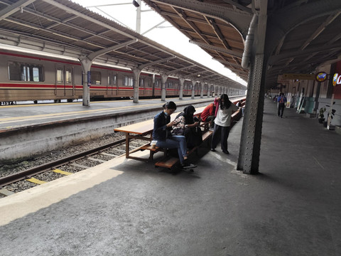 Penumpang di Stasiun Jakarta Kota pada Selasa (5/8/2025). Foto: Luthfi Humam/kumparan