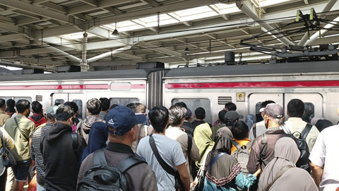 Suasana KRL di Stasiun Manggarai Peron 10 arah Stasiun Jakarta Kota, Selasa (5/8/2025). Foto: Zamachsyari/kumparan