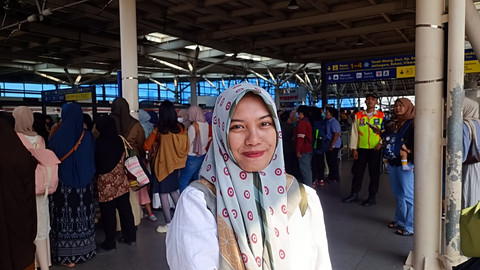 Ayu (28), penumpang di Stasiun Manggarai, Jakarta Selatan, Selasa (5/8/2025).  Foto: Zamachsyari/kumparan
