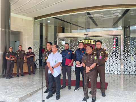 Konferensi pers oleh Penyidik Kejagung terkait penyitaan barang dugaan korupsi tata kelola minyak mentah di Gedung Bundar Jampidsus Kejagung, Jakarta, Selasa (5/8/2...                    </div>

                    <div class=