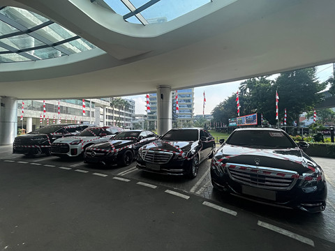 Kejagung memamerkan lima unit mobil yang disita penyidik terkait kasus dugaan korupsi tata kelola minyak mentah,di Gedung Bundar Jampidsus Kejagung, Jakarta, Selasa (5/8/2025).  Foto: Fadhil Pramudya/kumparan