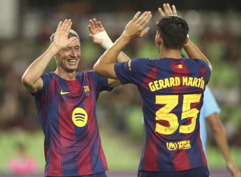 Robert Lewandowski dari FC Barcelona, kiri, merayakan gol bersama rekan setimnya Gerard Martin dalam pertandingan persahabatan antara FC Barcelona vs Daegu FC di Stadion Daegu, Daegu, Korea Selatan, Senin (4/8/2025). Foto: Kim Hyun-tea/Yonhap via AP