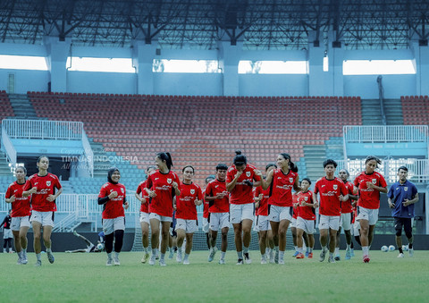 Timnas Wanita Indonesia berlatih di Stadion Pakansari jelang AFF Wanita 2025. Foto: PSSI