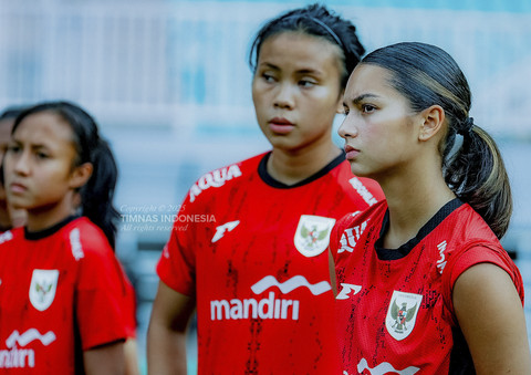 Timnas Wanita Indonesia berlatih di Stadion Pakansari jelang AFF Wanita 2025. Foto: PSSI