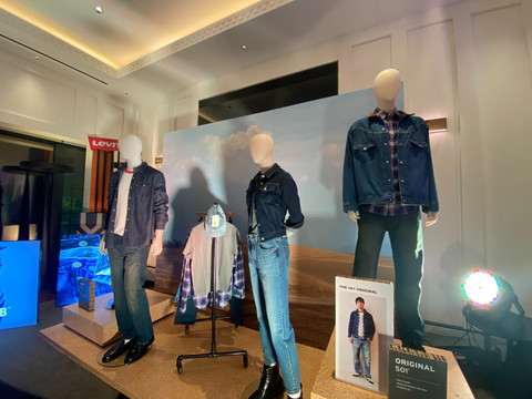 Levi's kembali menghadirkan koleksi yang ikonik dengan inovasi terbaru. Foto: kumparan/Naela Marcelina