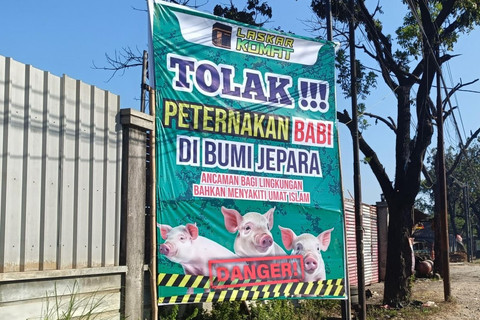 Spanduk penolakan peternakan babi di Kabupaten Jepara, Selasa (5/8/2025). Foto: Intan Alliva Khansa/kumparan
