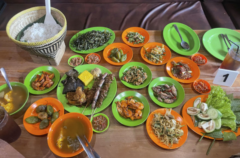 Aneka menu makanan rumah makan khas Sunda 'You Warung Ngeunah' di Jagakarsa, Jakarta. Foto: Salsha Okta Fairuz/kumparan