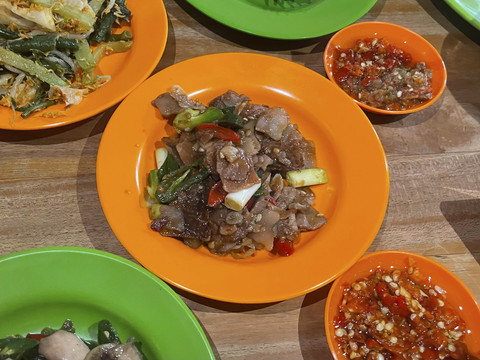 Tumisan kulit singkong di You Warung Ngeunah' di Jagakarsa, Jakarta. Foto: Salsha Okta Fairuz/kumparan
