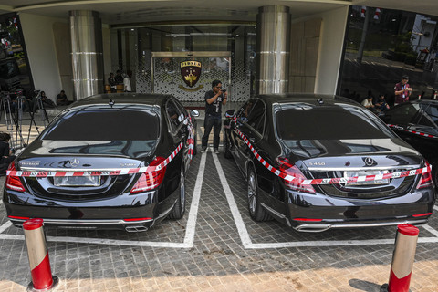 Jurnalis merekam sejumlah mobil sitaan penyidik Jaksa Agung Muda Bidang Tindak Pidana Khusus (Jampidsus) di Kejaksaan Agung, Jakarta, Selasa (5/8/2025). Foto: Sulthony Hasanuddin/ANTARA FOTO
