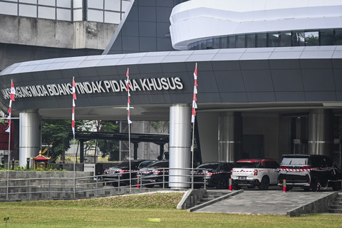 Sejumlah mobil sitaan penyidik berjejer di Kejaksaan Agung, Jakarta, Selasa (5/8/2025). Foto: Sulthony Hasanuddin/ANTARA FOTO
