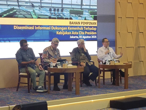 Direktur Navigasi Penerbangan Kemenhub, Syamsu Rizal (kemeja putih), di Kantor Pusat Kemenhub, Jakarta, Senin (5/8/2025). Foto: Muhammad Fhandra Hardiyon/kumparan
