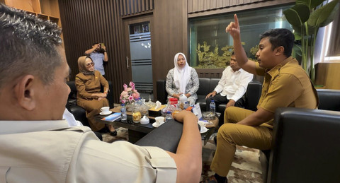 Wakil Gubernur Sumatera Barat (Sumbar) Vasko Ruseimy (kanan) mengundang Bidan Dona (kerudung putih) untuk makan siang di ruang kerjanya, Selasa (5/8/2025). Foto: Dok. Istimewa