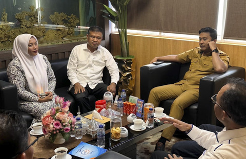 Wakil Gubernur Sumatera Barat (Sumbar) Vasko Ruseimy mengundang Bidan Dona (kerudung putih) untuk makan siang di ruang kerjanya, Selasa (5/8/2025). Foto: Dok. Istimewa