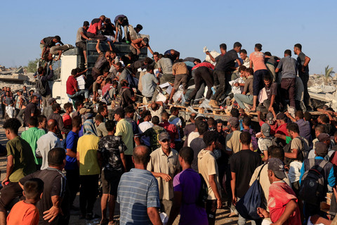 Warga Palestina berebut pasokan bantuan di Khan Younis, Jalur Gaza selatan, Senin (4/8/2025). Foto: Hatem Khaled/REUTERS