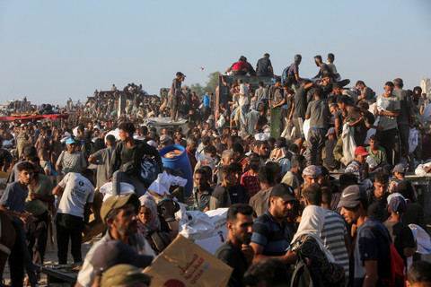 Warga Palestina berebut pasokan bantuan di Khan Younis, Jalur Gaza selatan, Senin (4/8/2025). Foto: Hatem Khaled/REUTERS