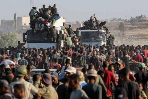 Warga Palestina berebut pasokan bantuan di Khan Younis, Jalur Gaza selatan, Senin (4/8/2025). Foto: Hatem Khaled/REUTERS