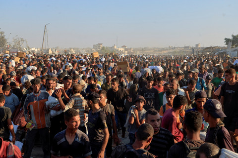 Warga Palestina membawa pasokan bantuan di Khan Younis, Jalur Gaza selatan, Senin (4/8/2025). Foto: Hatem Khaled/REUTERS
